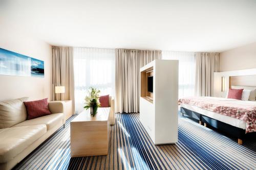 Suite Junior Doble con 2 camas, sofá cama y bañera del hotel Best Western Plus Welcome Frankfurt. Foto 9