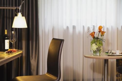 Habitación Clásica con cama extragrande del hotel Mövenpick München Airport