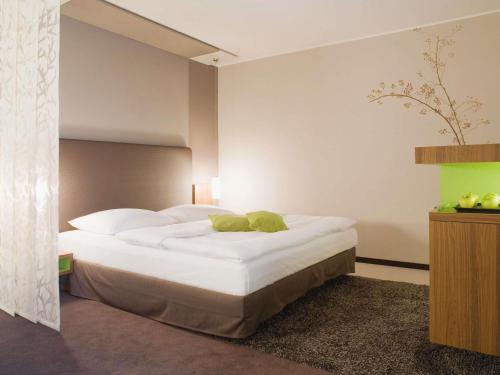 Habitación Premium con cama extragrande del hotel Mövenpick München Airport. Foto 1