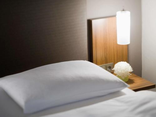 Habitación Premium con cama extragrande del hotel Mövenpick München Airport. Foto 3