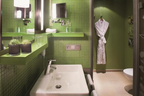 Habitación Premium con cama extragrande del hotel Mövenpick München Airport. Foto 6