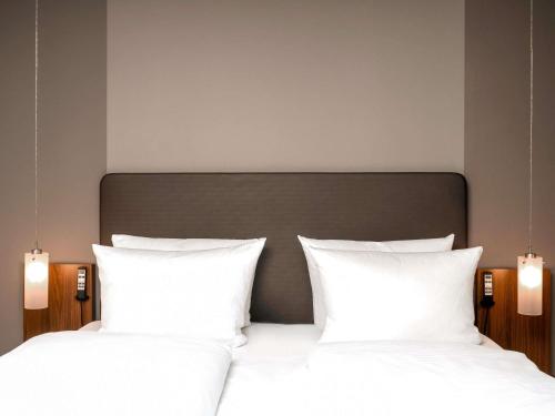 Habitación con cama extragrande del hotel Mövenpick München Airport. Foto 1