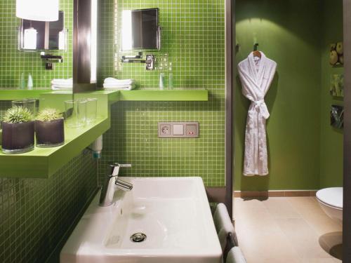 Habitación Premium con cama extragrande del hotel Mövenpick München Airport. Foto 7