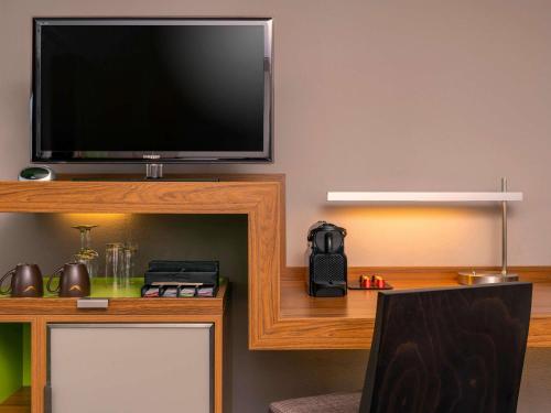 Habitación con cama extragrande del hotel Mövenpick München Airport. Foto 3