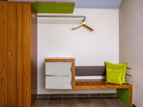 Habitación con cama extragrande del hotel Mövenpick München Airport. Foto 4