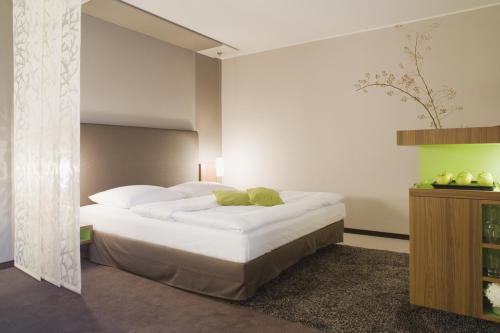 Habitación con cama extragrande del hotel Mövenpick München Airport. Foto 5