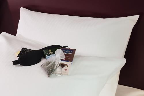 Habitación con cama extragrande del hotel Mövenpick München Airport. Foto 7