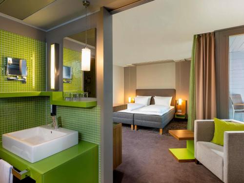 Habitación con cama extragrande del hotel Mövenpick München Airport. Foto 8