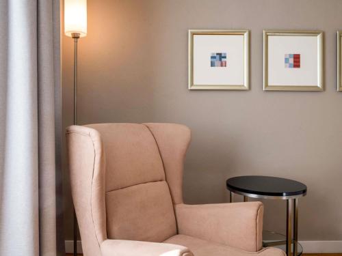 Habitación Superior con cama extragrande del hotel Mövenpick München Airport. Foto 2
