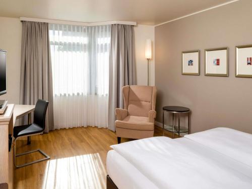 Habitación Superior con cama extragrande del hotel Mövenpick München Airport. Foto 3