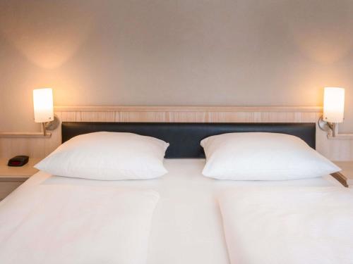 Habitación Superior con cama extragrande del hotel Mövenpick München Airport. Foto 4