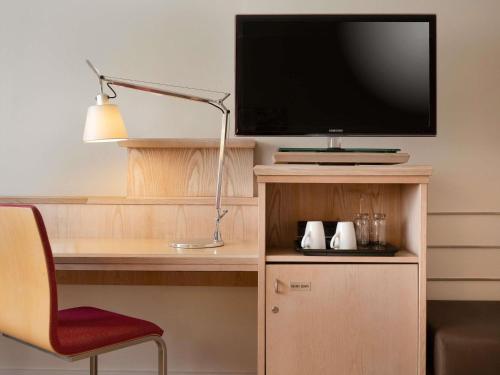 Habitación Clásica con cama extragrande del hotel Mövenpick München Airport. Foto 1