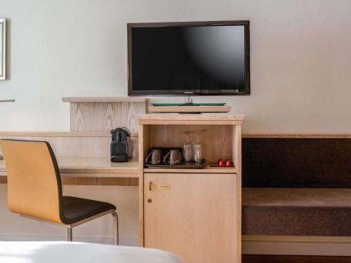 Habitación Superior con cama extragrande del hotel Mövenpick München Airport. Foto 5