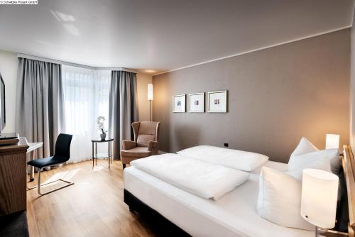 Habitación Superior con cama extragrande del hotel Mövenpick München Airport. Foto 6