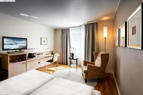 Habitación Superior con cama extragrande del hotel Mövenpick München Airport. Foto 7