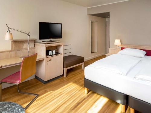 Habitación Clásica con cama extragrande del hotel Mövenpick München Airport. Foto 3