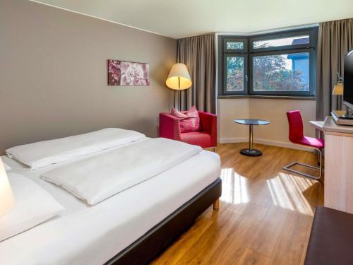 Habitación Clásica con cama extragrande del hotel Mövenpick München Airport. Foto 4