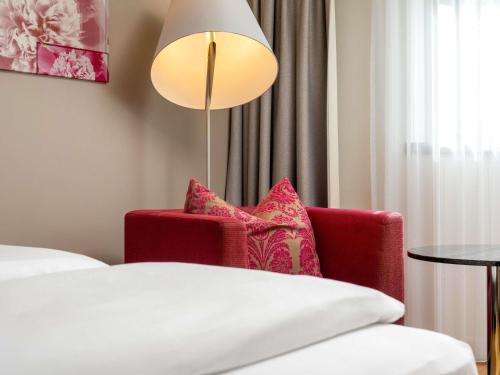Habitación Clásica con cama extragrande del hotel Mövenpick München Airport. Foto 5