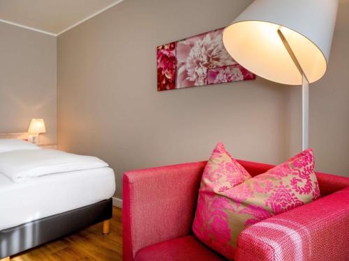 Habitación Clásica con cama extragrande del hotel Mövenpick München Airport. Foto 6