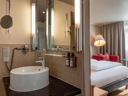 Habitación Clásica con cama extragrande del hotel Mövenpick München Airport. Foto 7