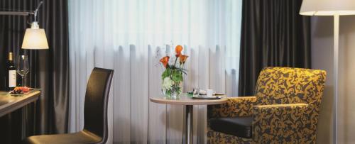 Habitación Clásica con cama extragrande del hotel Mövenpick München Airport. Foto 10