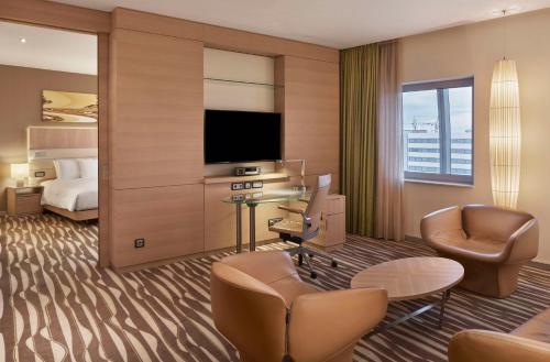 Suite Deluxe - 1 cama extargrande del hotel Hilton Frankfurt Airport. Foto 1