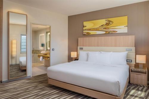Suite Deluxe - 1 cama extargrande del hotel Hilton Frankfurt Airport. Foto 6