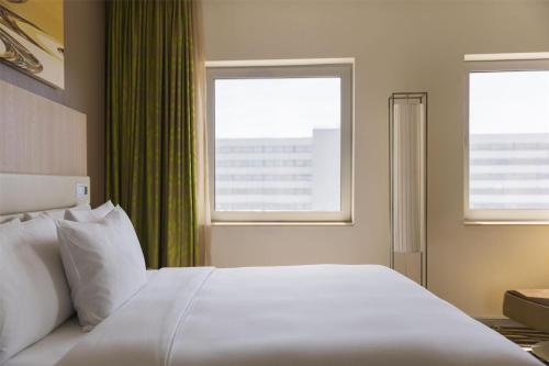 Suite Deluxe - 1 cama extargrande del hotel Hilton Frankfurt Airport. Foto 7