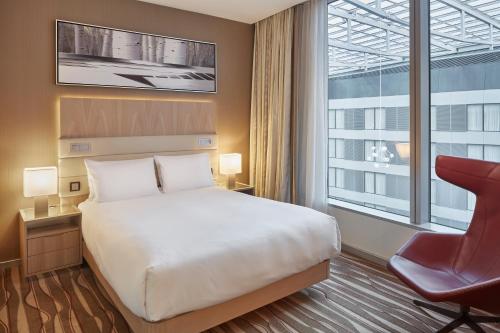 Habitación Executive con cama grande del hotel Hilton Frankfurt Airport. Foto 4