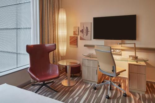 Habitación con cama grande del hotel Hilton Frankfurt Airport. Foto 4