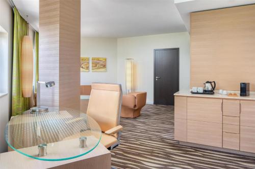 Suite Executive con cama doble grande del hotel Hilton Frankfurt Airport. Foto 2