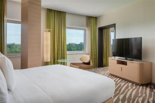 Suite Executive con cama doble grande del hotel Hilton Frankfurt Airport. Foto 3