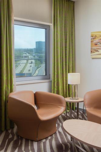 Suite Executive con cama doble grande del hotel Hilton Frankfurt Airport. Foto 4