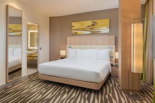 Suite Executive con cama doble grande del hotel Hilton Frankfurt Airport. Foto 6