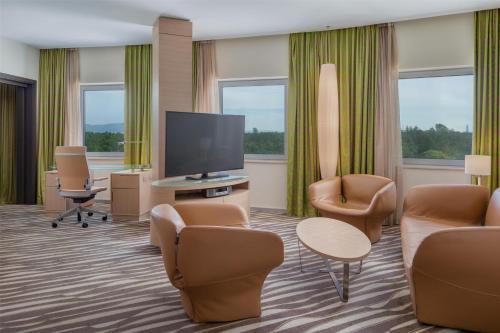 Suite Executive con cama doble grande del hotel Hilton Frankfurt Airport. Foto 7