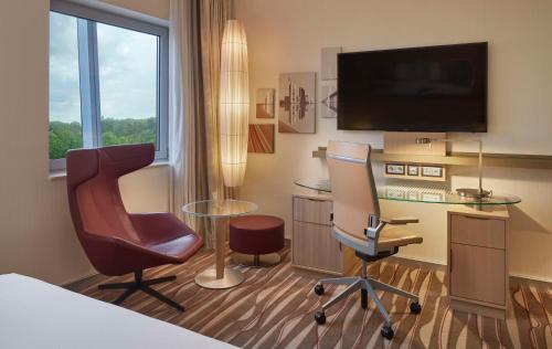 Habitación Deluxe con cama extragrande del hotel Hilton Frankfurt Airport. Foto 1