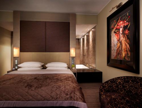 Habitación Doble con vistas al puerto - Cama doble grande del hotel Hyatt Regency Düsseldorf. Foto 2