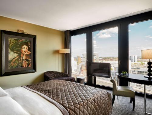 Habitación Doble con vistas al puerto - Cama doble grande del hotel Hyatt Regency Düsseldorf. Foto 9