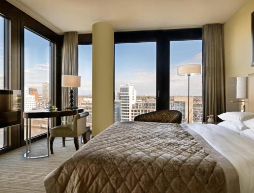 Habitación Deluxe con vistas al puerto y acceso al club - Cama extragrande del hotel Hyatt Regency Düsseldorf. Foto 3