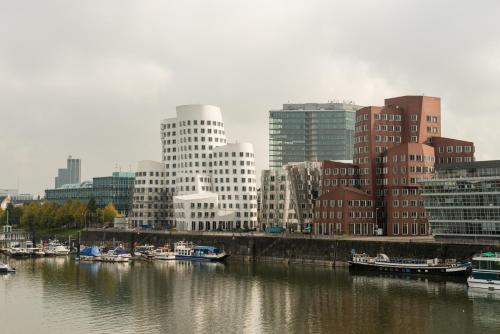 Habitación Deluxe con vistas al puerto y acceso al club - Cama extragrande del hotel Hyatt Regency Düsseldorf. Foto 5
