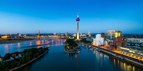 Habitación Deluxe con vistas al puerto y acceso al club - Cama extragrande del hotel Hyatt Regency Düsseldorf. Foto 12