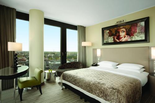 Habitación Deluxe con vistas al puerto y acceso al club - Cama extragrande del hotel Hyatt Regency Düsseldorf. Foto 13