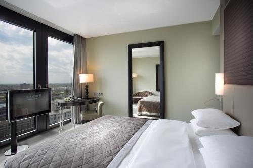 Habitación con cama extragrande y acceso al club del hotel Hyatt Regency Düsseldorf. Foto 2
