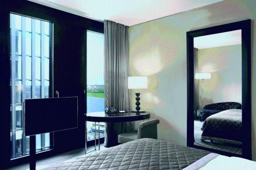 Habitación Deluxe con cama extragrande del hotel Hyatt Regency Düsseldorf. Foto 1
