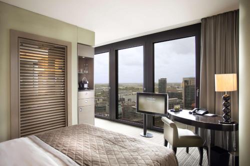 Habitación Deluxe con cama extragrande del hotel Hyatt Regency Düsseldorf. Foto 3