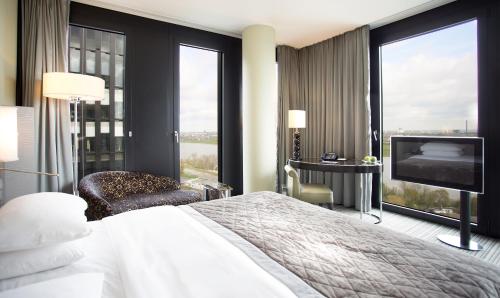 Habitación Deluxe con cama extragrande del hotel Hyatt Regency Düsseldorf. Foto 6