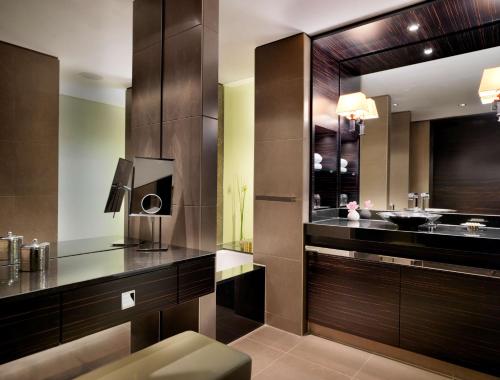 Habitación con cama extragrande. del hotel Hyatt Regency Düsseldorf. Foto 5