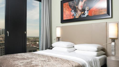 Habitación con cama extragrande. del hotel Hyatt Regency Düsseldorf. Foto 6