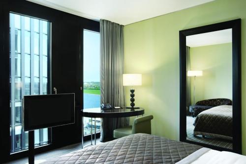 Habitación con cama extragrande. del hotel Hyatt Regency Düsseldorf. Foto 7