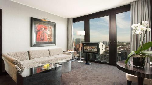Suite con cama extragrande del hotel Hyatt Regency Düsseldorf. Foto 1